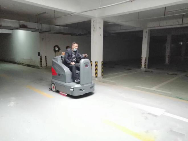 绵阳小区物业保洁不用人力改用驾驶式洗地机了